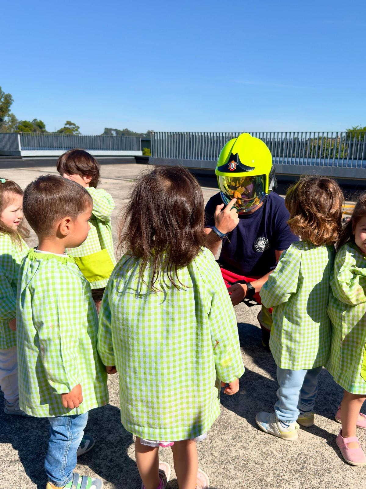 visita de los bomberos a un colegio.