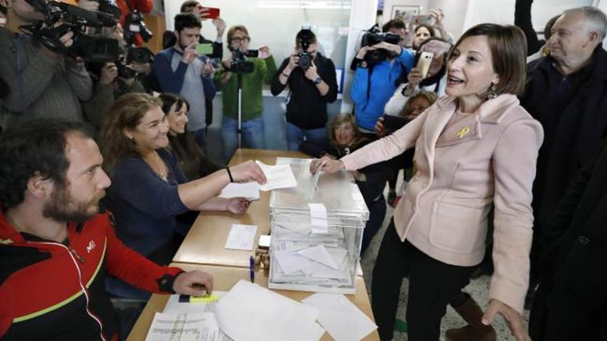 Carme Forcadell vota en Sabadell pidiendo "que se elija con el corazón"