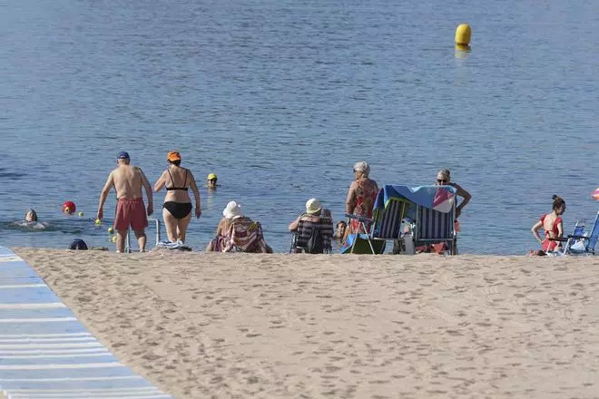 Les imatges de la platja de Sant Feliu de Guíxols en plena onada de calor