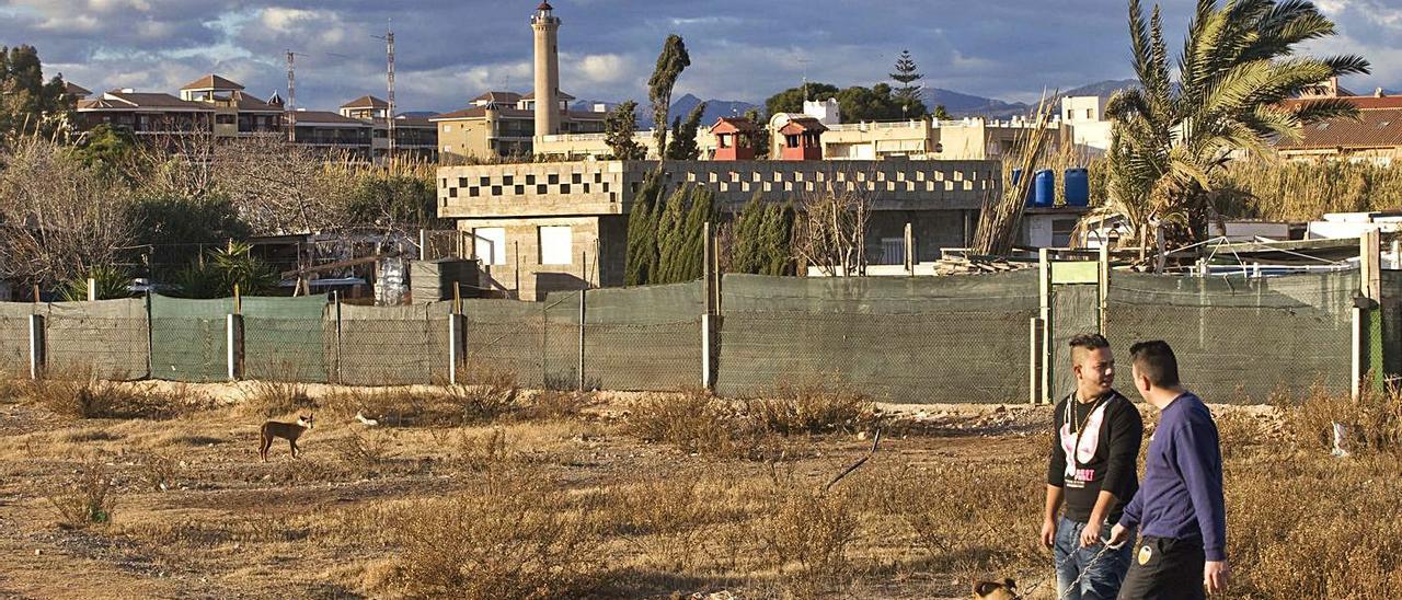 Viviendas ilegales en el delta del río Palància, entre Sagunt y Canet d’En Berenguer.  | DANIEL TORTAJADA