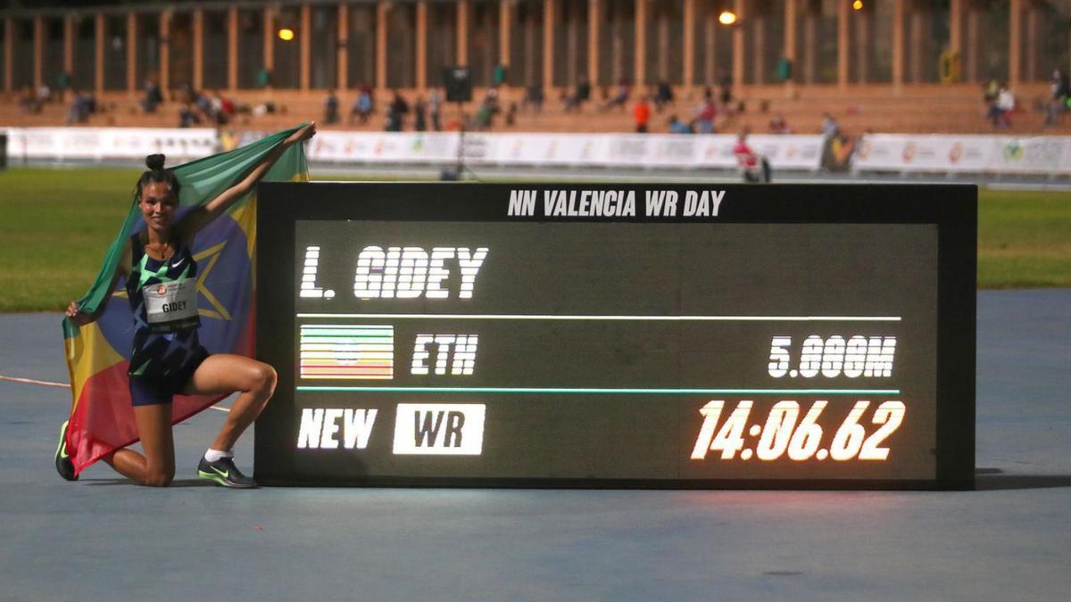En octubre de 2020 batía el récord de 5000 m. en el NN Running Record Day en València.