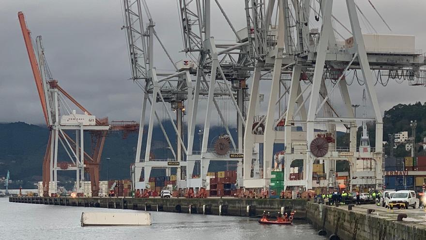 Un hombre muere en el puerto de Vigo al caer al mar el camión que conducía