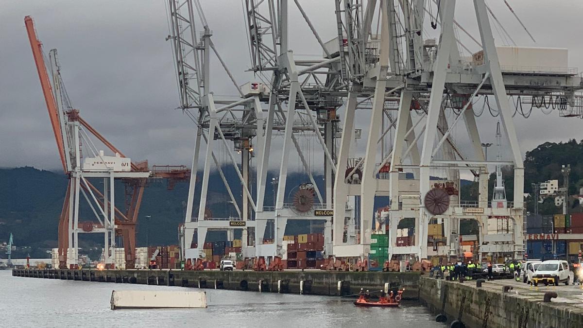 Muere tras caer al mar el camión que conducía en el muelle de Guixar