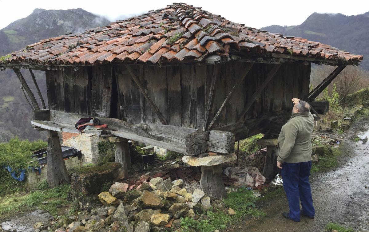Un vecino se detiene a observar el hórreo de Vis.