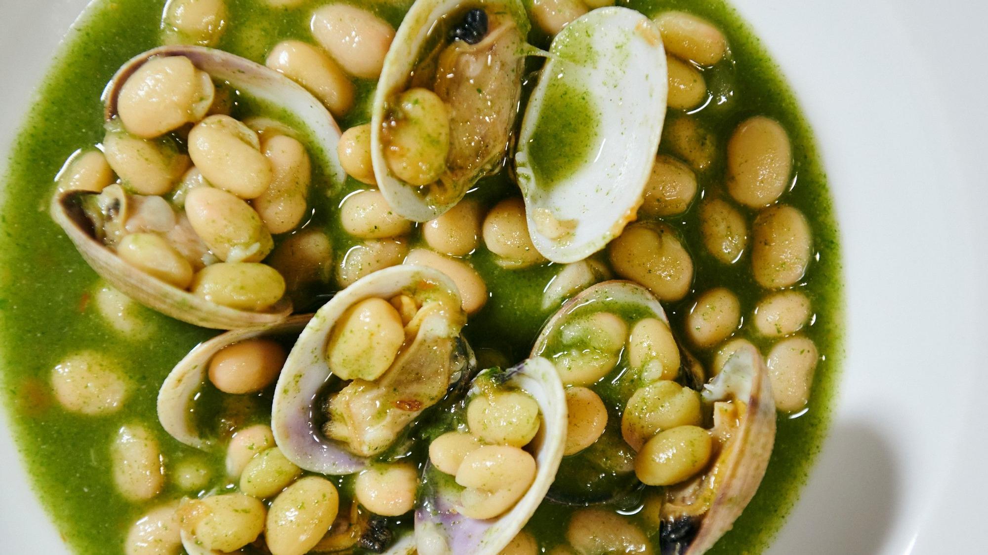 Pochas con almejas gallegas del restaurante vasco Abasolo Etxea (Barcelona)