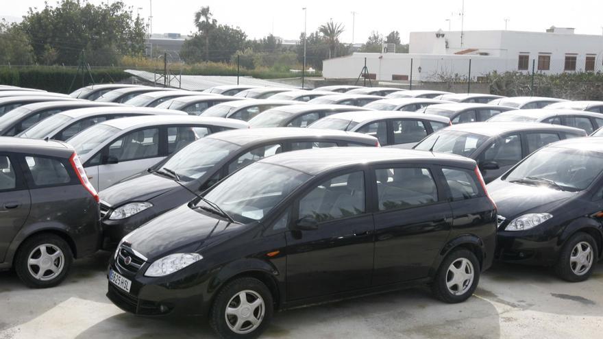 Precios &quot;disparatados&quot; y prácticas abusivas en el alquiler de coches en Ibiza