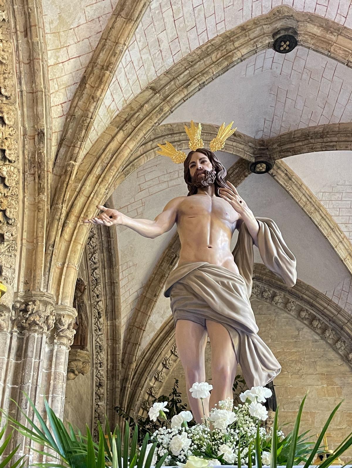 La imagen del resucitado con la que procesiona la cofradía de Teatinos con las potencias sobre su cabeza.