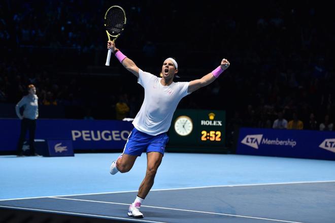 Rafael Nadal  celebra su victoria contra Stefanos Tsitsipas durante su partido de las ATP World Tour Finals disputado en el O2 Arena en Londres.