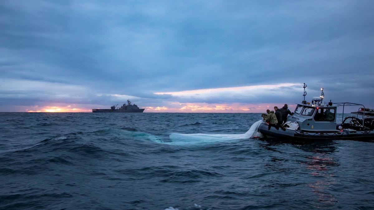 Marineros americanos recogen un globo de vigilancia chino frente a la costa de Myrtle Beach, Carolina del Sur, en el océano Atlántico el 5 de febrero