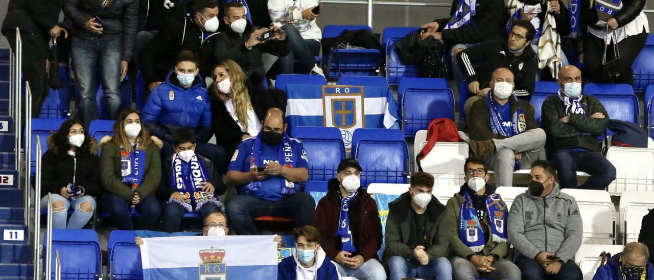 Los aficionados del Oviedo desplazados ayer a Ipurúa. | Área 11