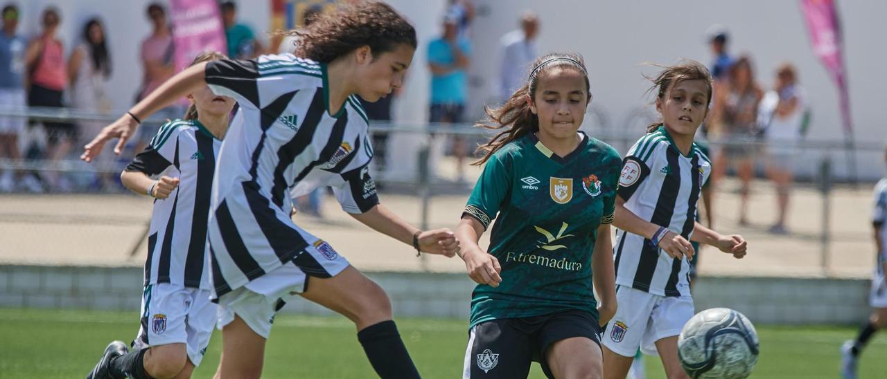 Niñas de Badajoz y Cacereño Femenino durante un partido.