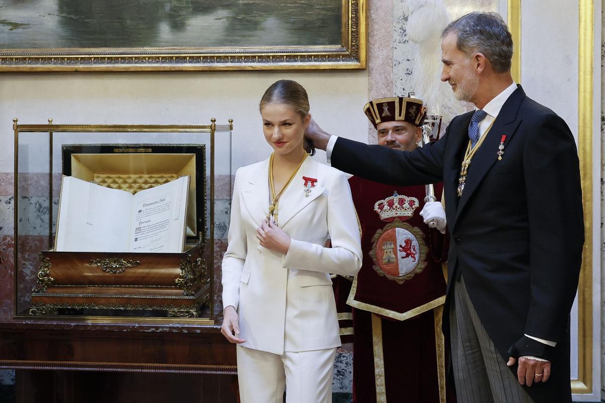 El rey Felipe VI le coloca la coleta a la princesa Leonor