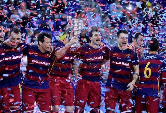 El FC Barcelona Lassa recibe el título de la OK Liga