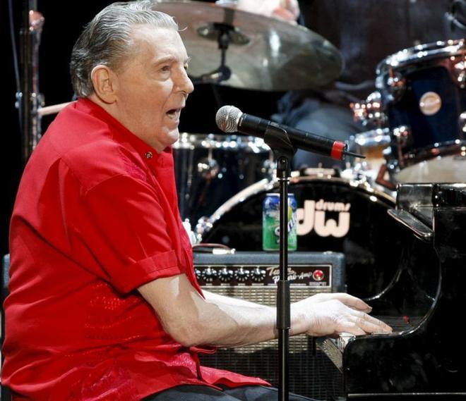 Jerry Lee Lewis  (1935-2022) ao piano.