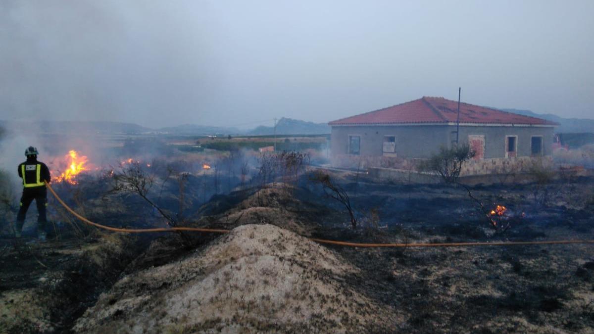 Los bomberos de Cieza extinguen un incendio intencionado en &#039;Las Ramblas&#039;