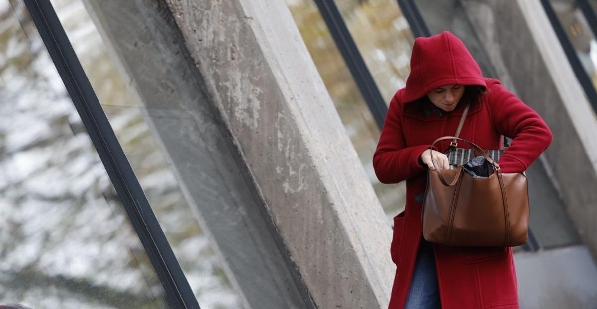 Una mujer se protege del frío.