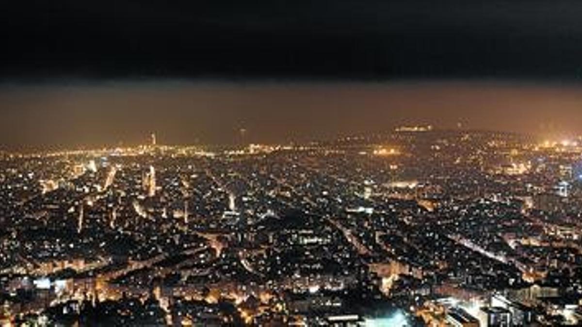 Panorámica nocturna de la ciudad de Barcelona desde el Observatorio Fabra, en un día de gran contaminación