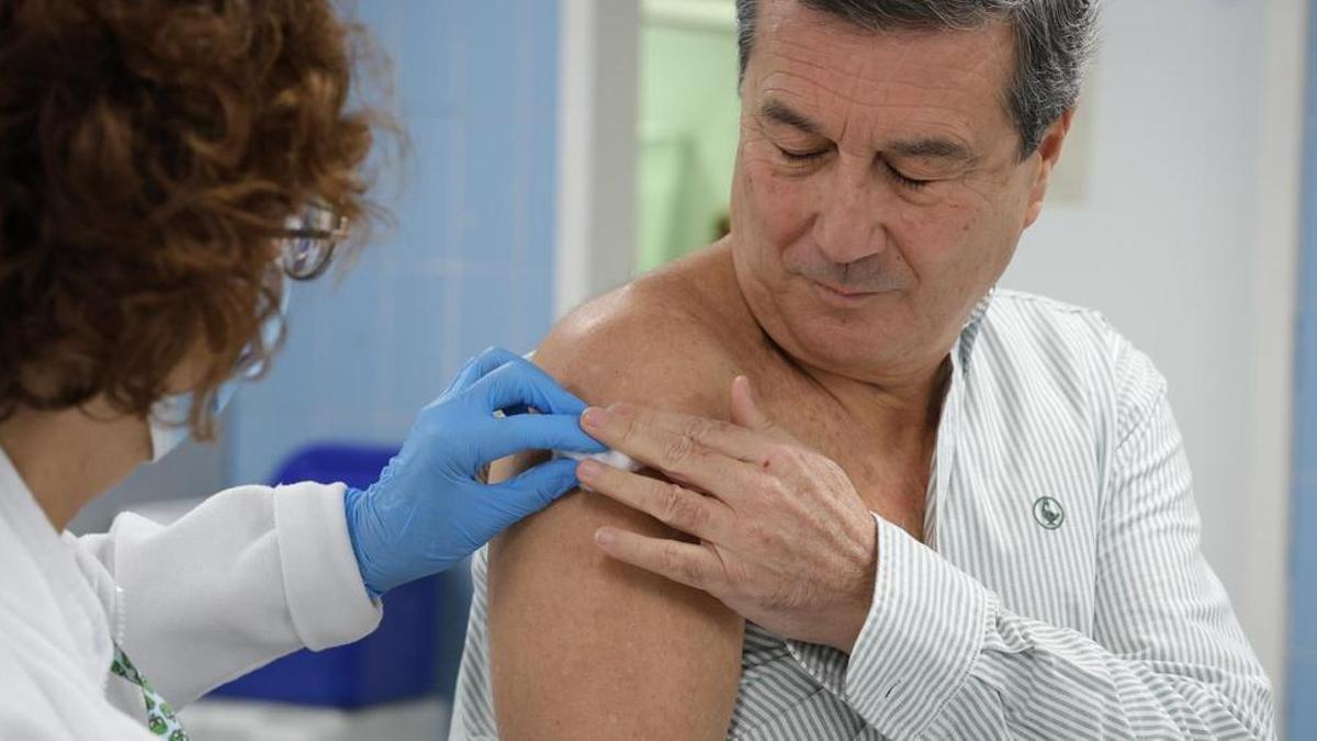 El conseller se vacuna para pedir a la población que evite las infecciones respiratorias. Se ha inoculado a casi dos millones de personas contra ambos virus.
