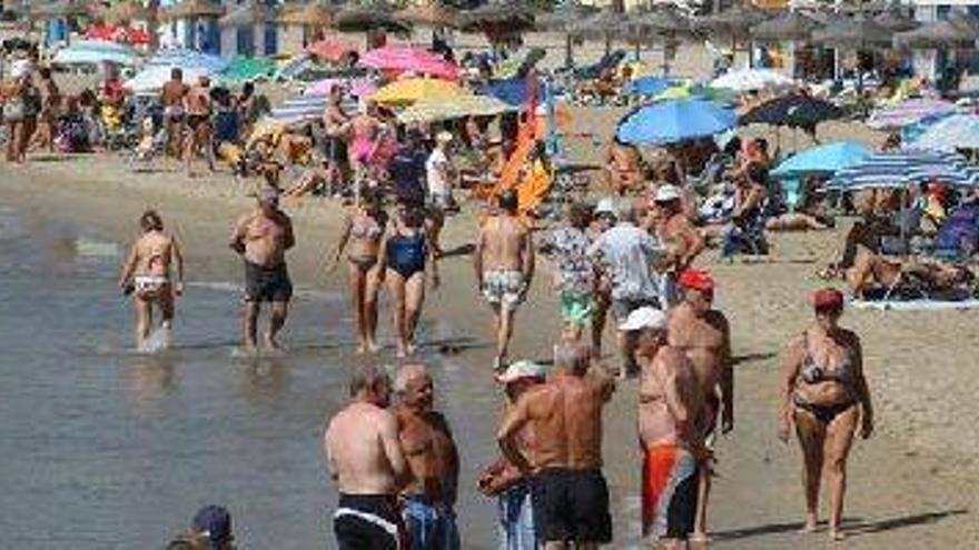 La costa resiste con más turistas, pero los ingresos no repuntan