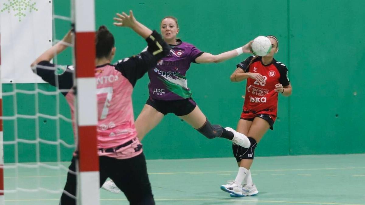 Ángela Ruiz realiza un lanzamiento.