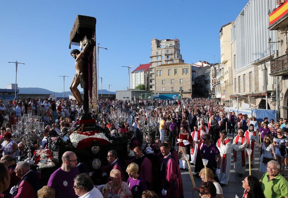 Miles de personas acompañan a la figura del Cristo de la Sal por el centro de la ciudad