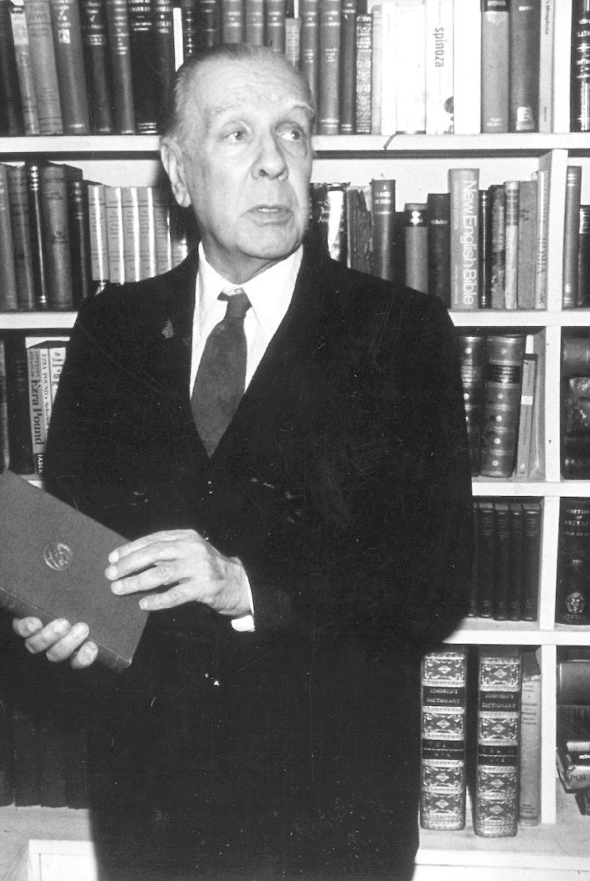 Borges identificó a Mallorca con el paraíso, y Cortázar confirmó está comparición durante sus estancias en la isla, pero por alguna carencia compartida no enlazaron la atribución edénica a la condición de seguidor del Real Mallorca.