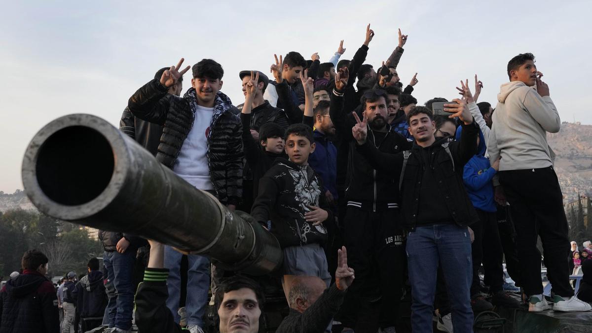 Los ciudadanos sirios celebran durante el segundo día de la toma de la ciudad por los insurgentes en Damasco, Siria, el lunes 9 de diciembre de 2024.