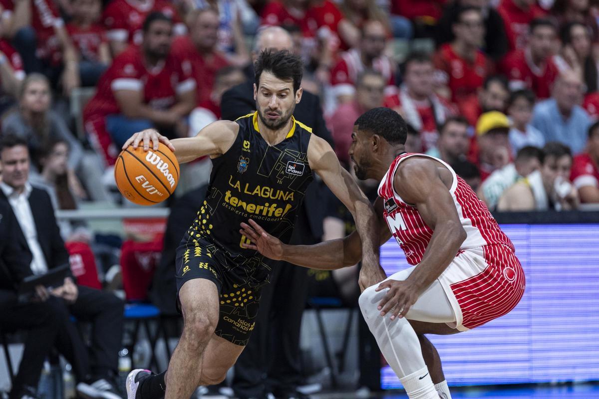 Bruno Fitipaldo, apretado por la defensa de David DeJulius en el Murcia-Canarias.