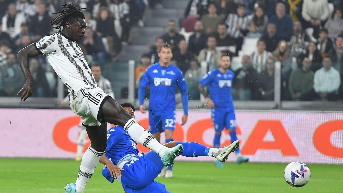 Moise Kean remata a portería en el encuentro entre la Juventus y el Empoli