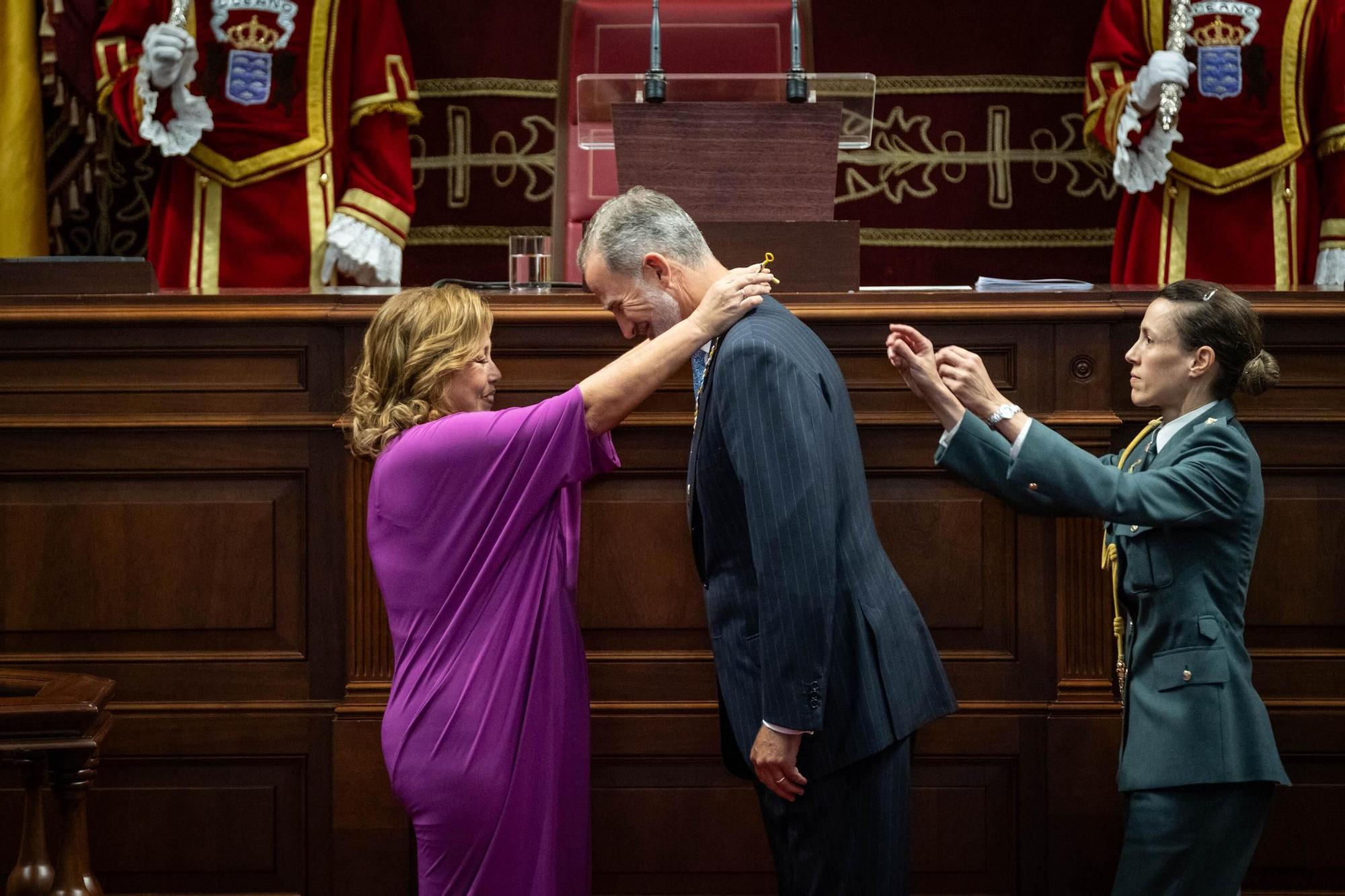 Felipe VI recibe la medalla de oro del Parlamento de Canarias