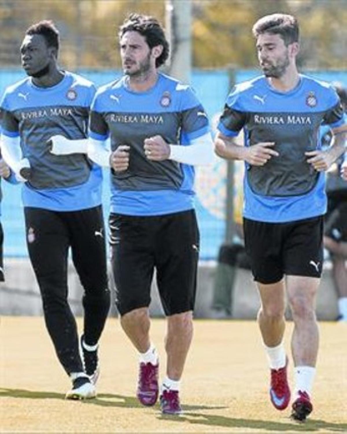 Caicedo, Colotto i Víctor Álvarez, en un entrenament. Caicedo, Colotto i Víctor Álvarez, en un entrenament.