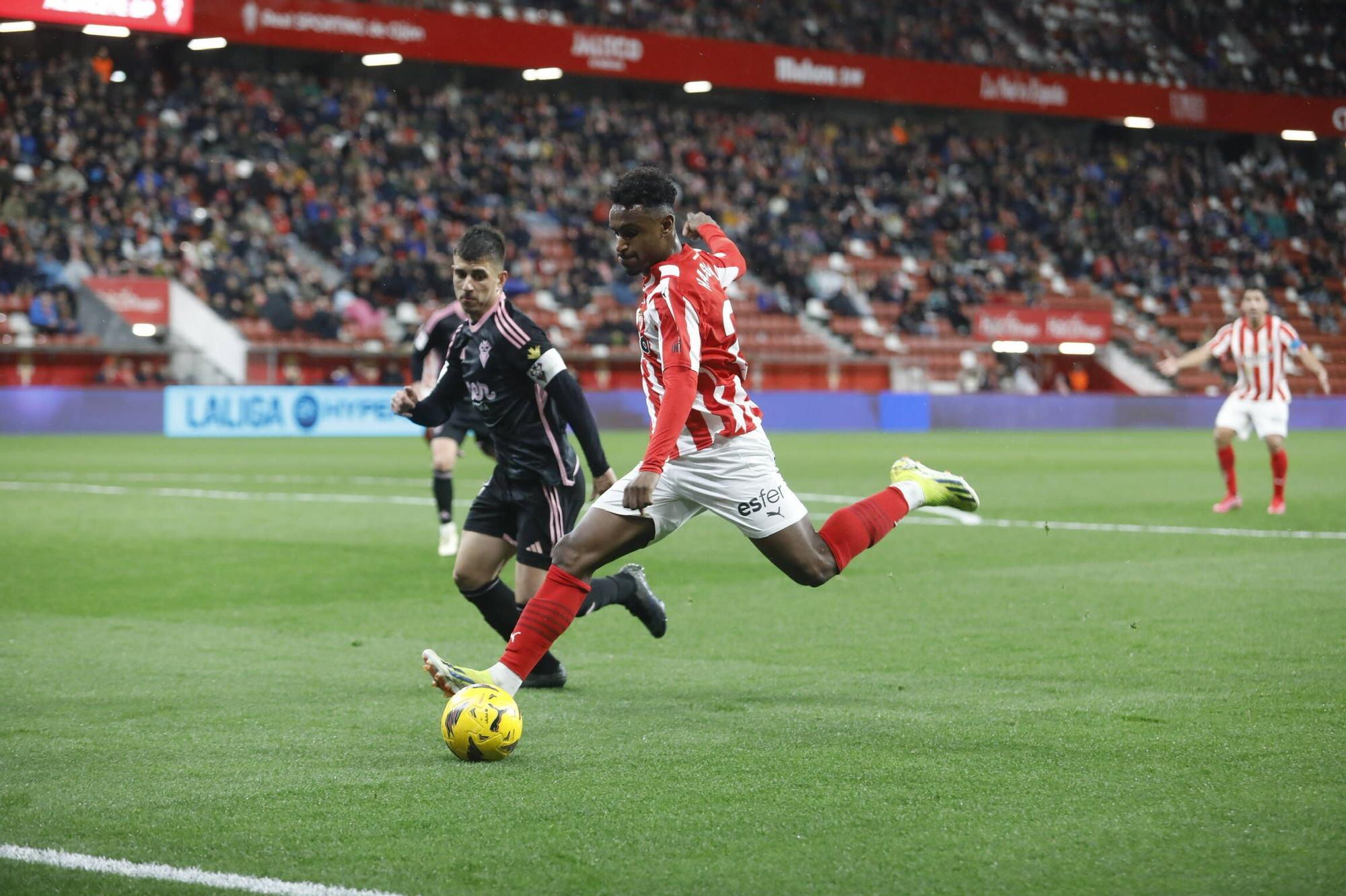 EN IMÁGENES: Partido y ambiente del Sporting-Albacete en El Molinón