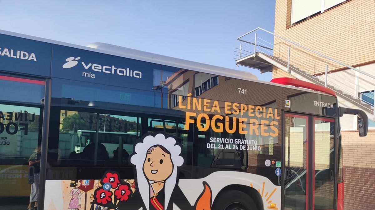Autobús de la línea especial habilitada para Hogueras.