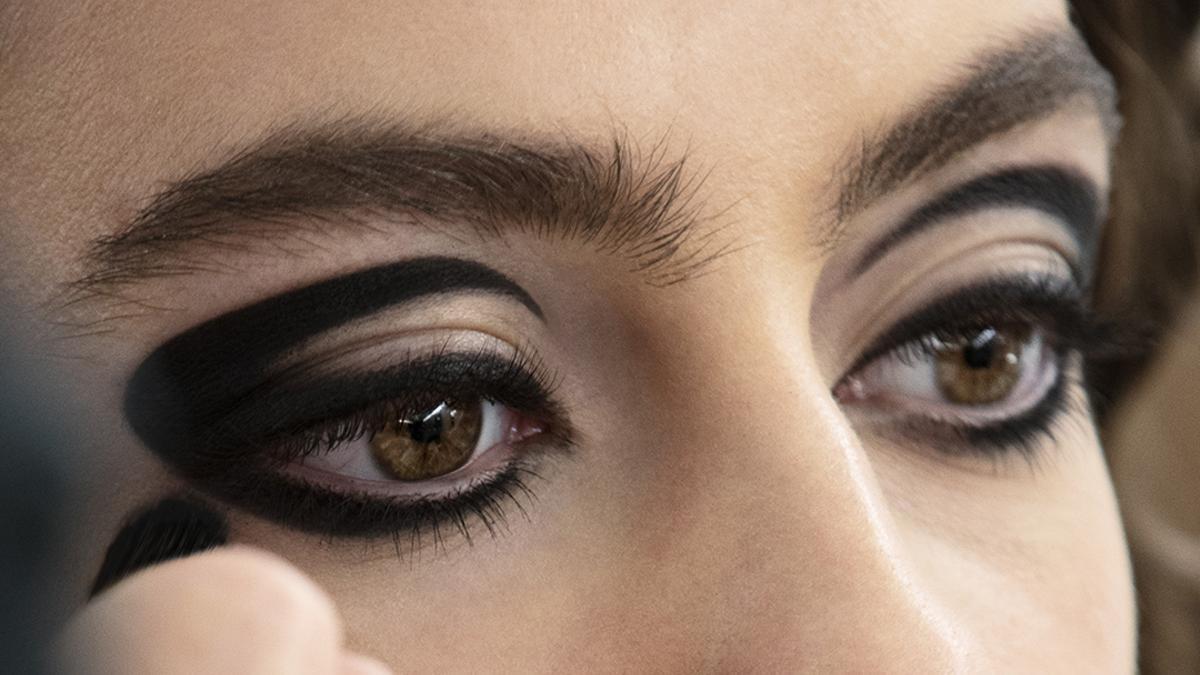 Detalle del maquillaje de ojos del desfile Métiers D'Art de Chanel 2020