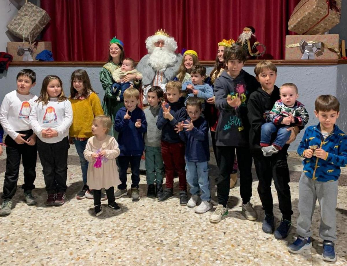 Melchor con los niños de Farasdués.