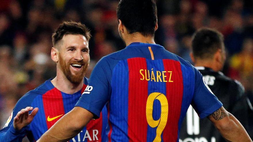 Messi i Suárez celebren un dels gols de la nit