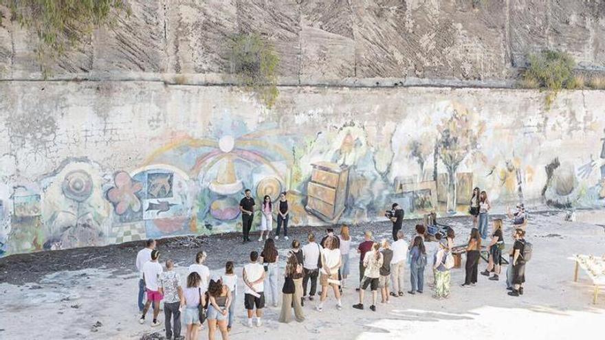 Ione Domínguez transforma un estanque abandonado en una galería de arte para hablar sobre el territorio
