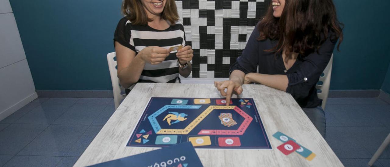 Elvira y Moreno, con un prototipo del juego.