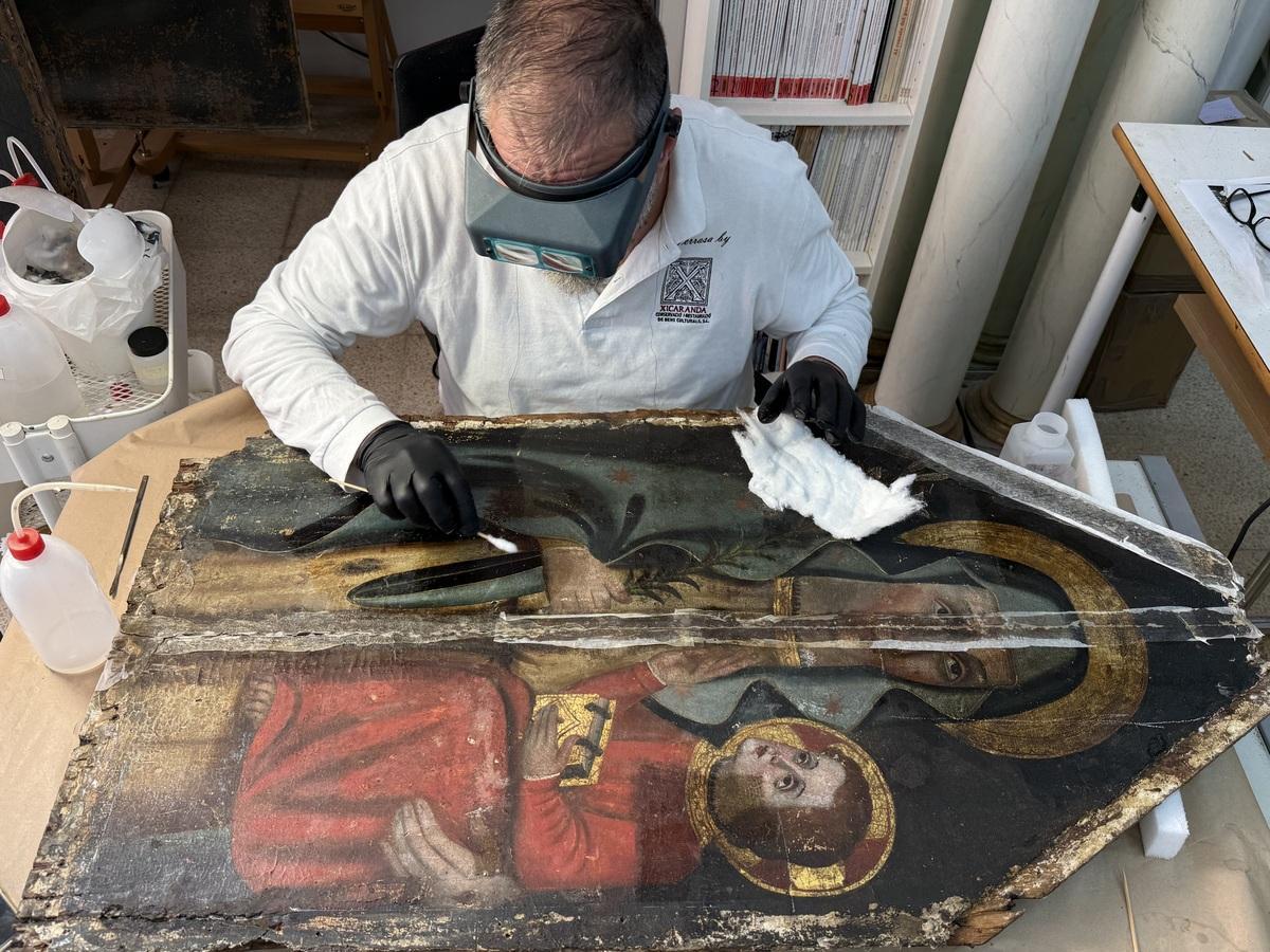 El restaurador Pere Terrasa inicia el proceso de limpieza de la Mare de Déu de la Pau