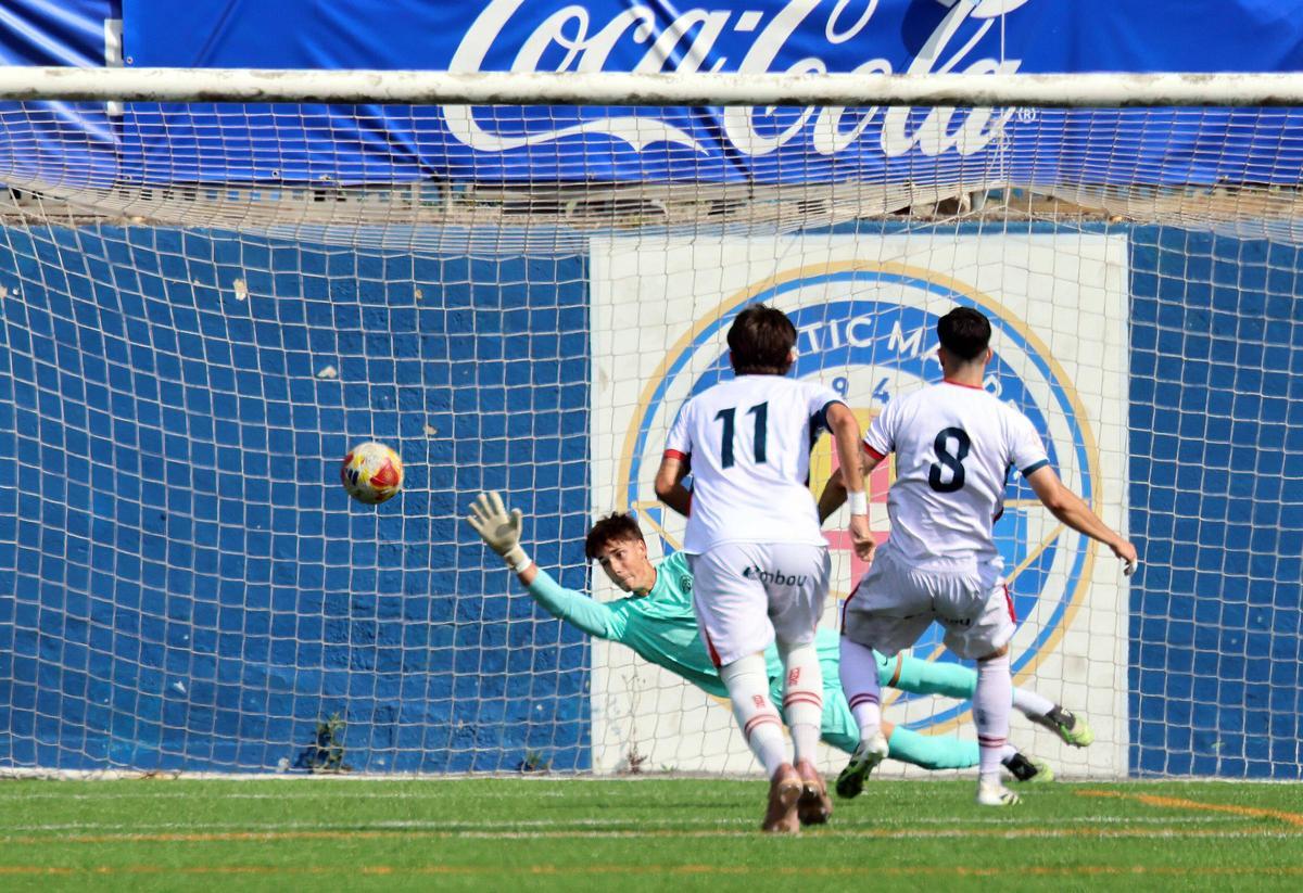 Javier Badia transforma el penal davant Jan Lagunas