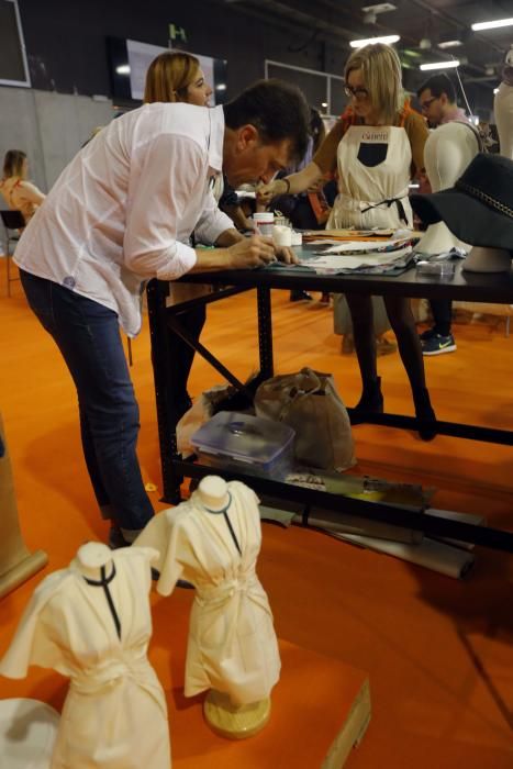 Mónica Oltra visita el puesto de la Escola d'Indumentària Tradicional Cànem en la Feria Fiesta y Boda