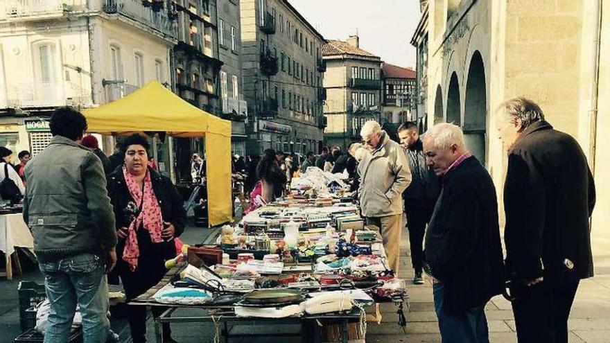 Vista del mercadillo ante la Plaza de Abastos. // Rafa Vázquez