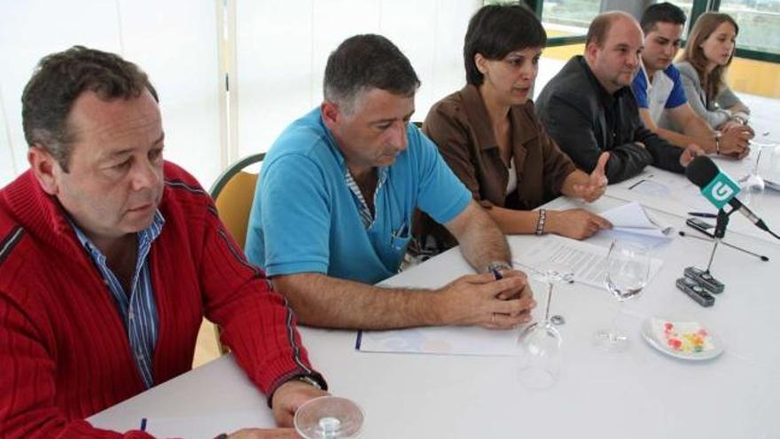 Couso, Cuiña, Pena, Da Torre, Brey y Campos, durante la firma del pacto de gobierno, en junio de 2011.  // Bernabé/Cris M.V.