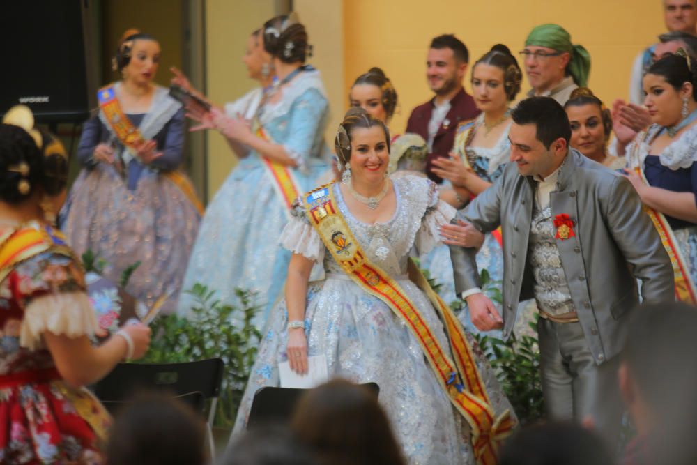 Intercambio de fotos con la fallera mayor e imposición de bunyols d'or