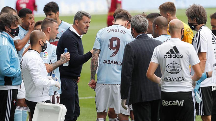 El técnico saballedense, en una pausa de refresco durante el partido de hoy. // José Lores