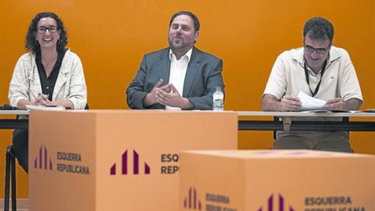 Oriol Junqueras, entre Marta Rovira y Lluís Salvadó, ayer en el consejo nacional de Esquerra.