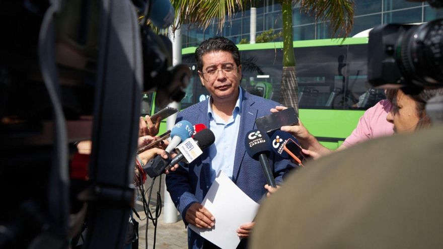 Pedro Martín, presidente del Cabildo de Tenerife y candidato a la reelección por el PSOE, ayer en el Intercambiador de Transportes de Santa Cruz.