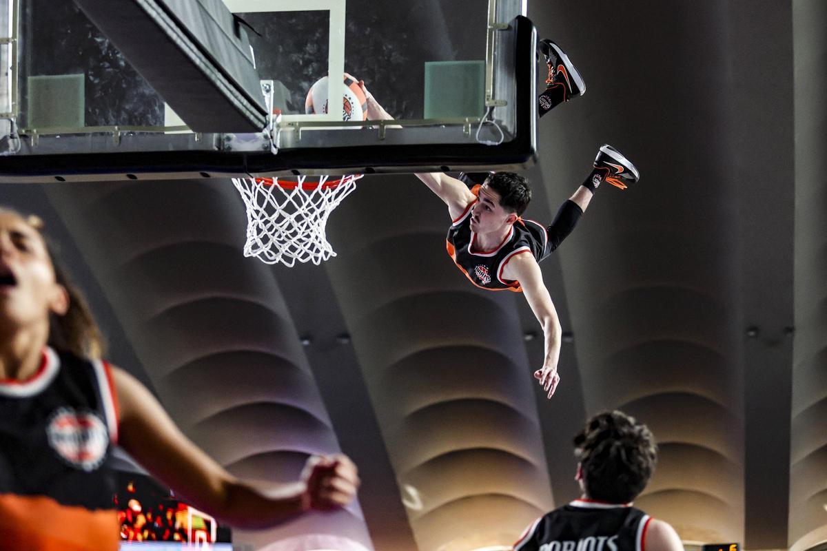 Todas las imágenes del Palacio de los Deportes: mates, charanga y victoria del Alimerka Oviedo Baloncesto ante el Ourense