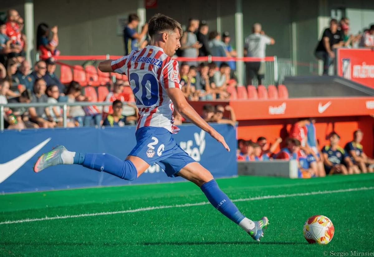 Matías Barboza, en un encuentro con el Atlético Madrileño.
