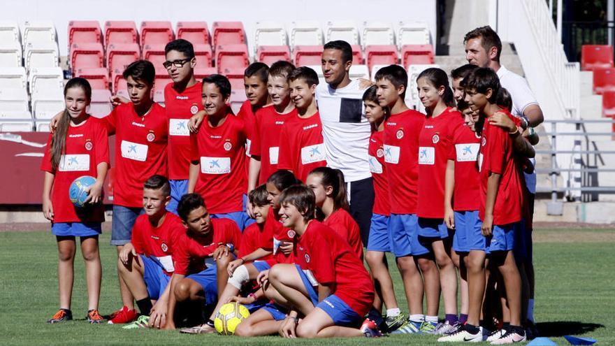Thiago Alcántara fa les delícies dels més petits en el Campus del Girona FC